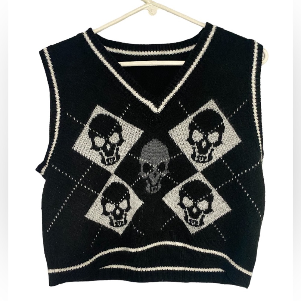 skull cropped sweater vest size large-xl 🏴‍☠️